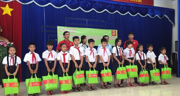 Tổ chức Giao lưu, tặng quà cho trẻ em nghèo vượt khó và trẻ em khuyết tật