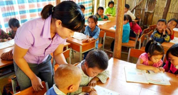 Tặng học sinh vùng sâu, vùng xa 1.625 cuốn sách giáo khoa