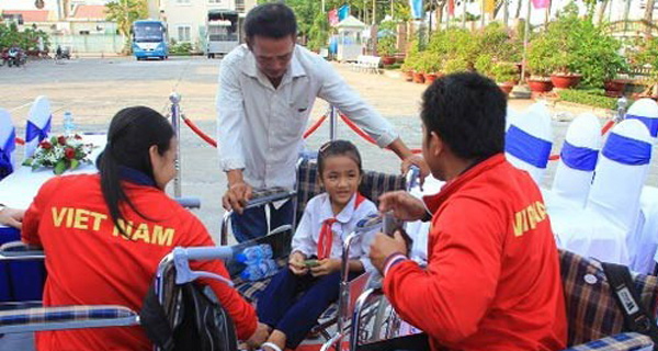 Tổ chức Giao lưu, tặng quà cho trẻ em nghèo vượt khó và trẻ em khuyết tật