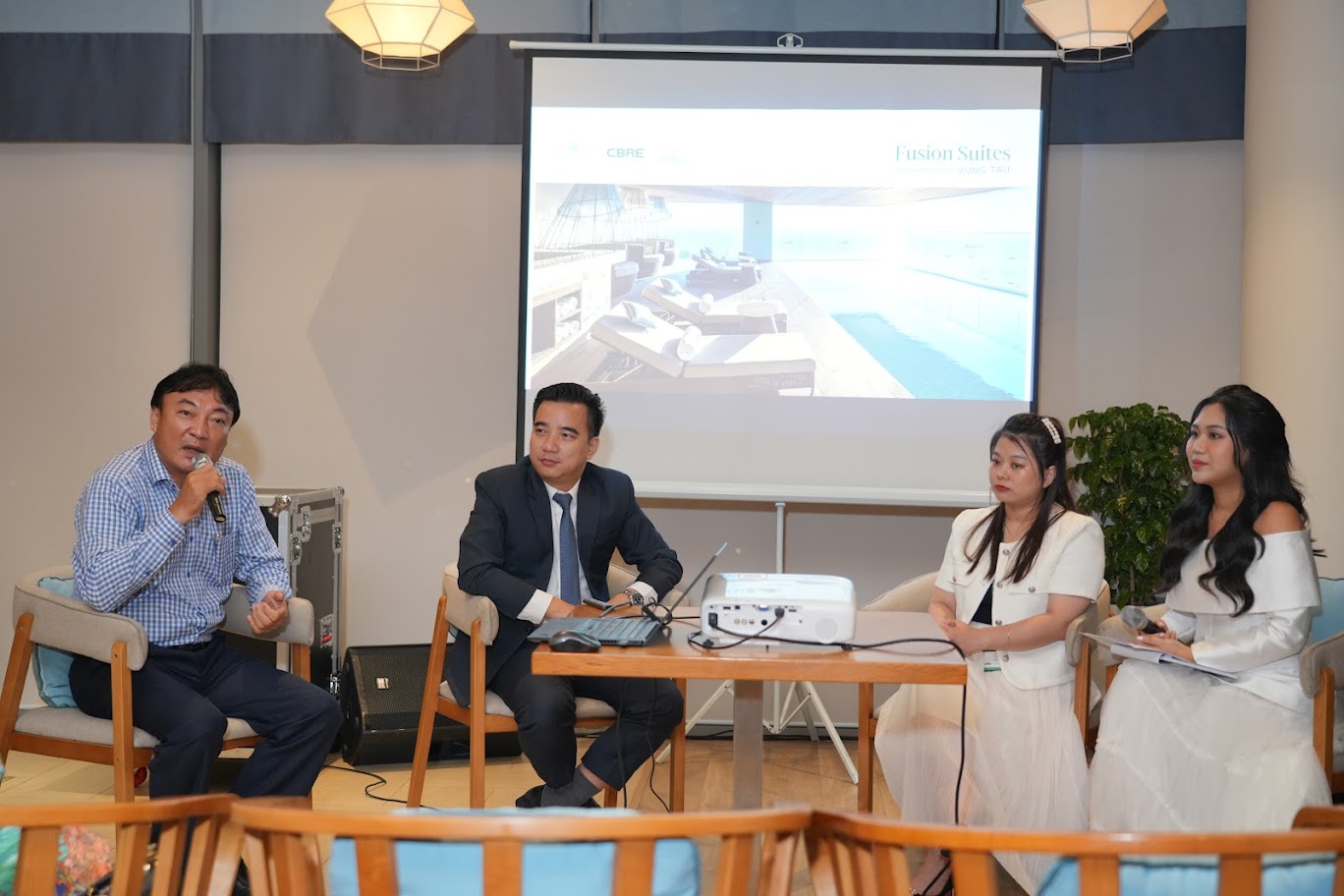 HOLDING A DISCUSSION ON THE SITUATION OF THE RESORT REAL ESTATE MARKET/CONDOTEL