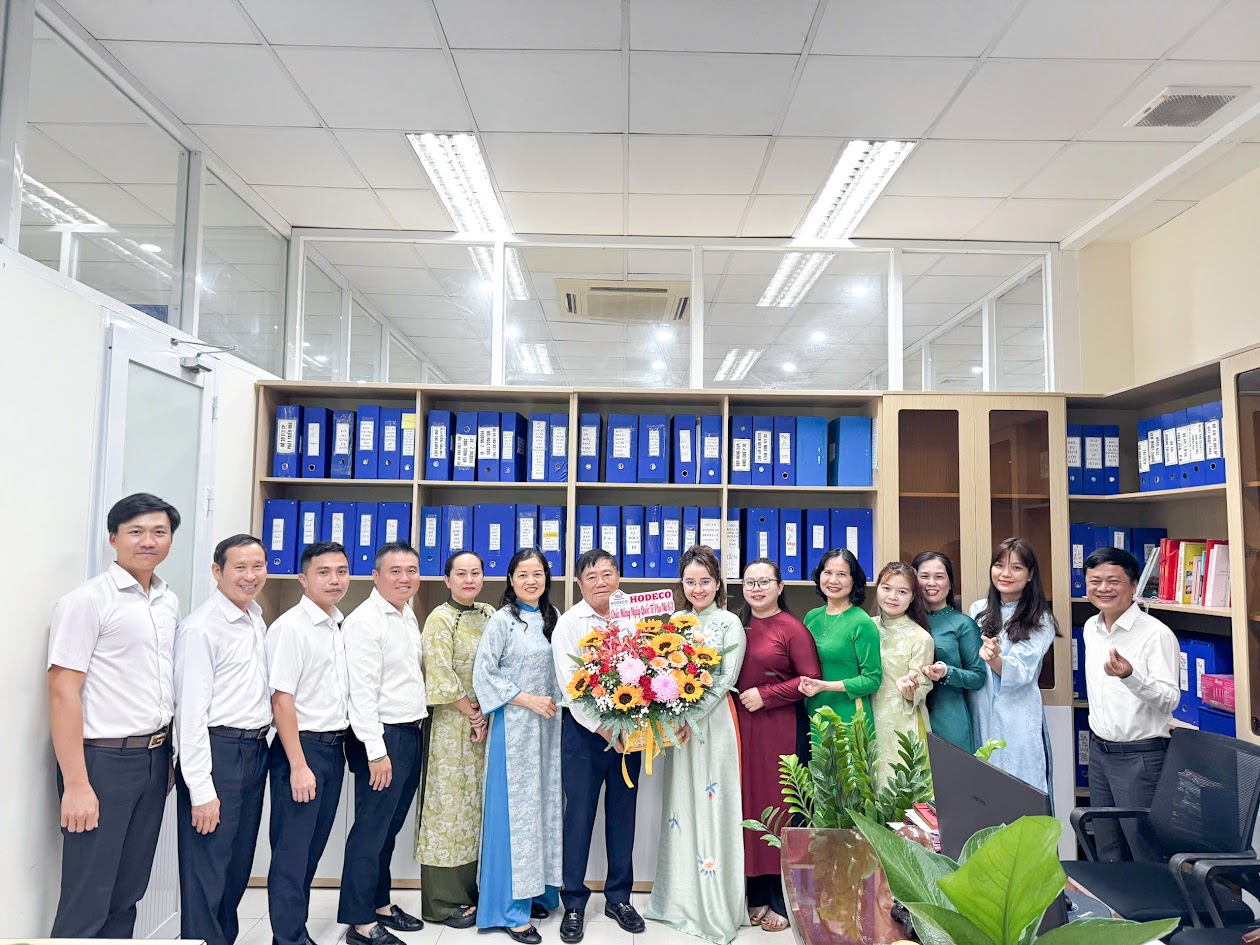 HODECO Board of Management and Trade Union present flowers to congratulate female employees on March 8