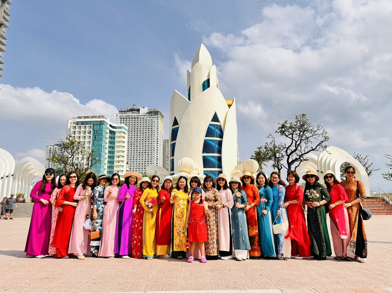 LOOKING BACK AT THE WELCOME PROGRAM 8/3: “HODECO’S SISTERS WHO MAKE WAVE”